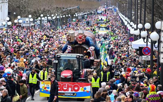 385000 Menschen säumen die Straßen in Wiesbaden beim Fastnachtssonntagsumzg.