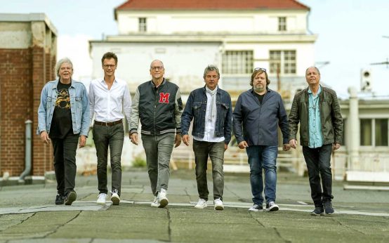 Die Band „Contract”, das sind: Peter Reese, Alexander Cherdron, Markus Ball, Matthias Baumann, Thomas Franker, Ruppi Barnickel (von links nach rechts).
