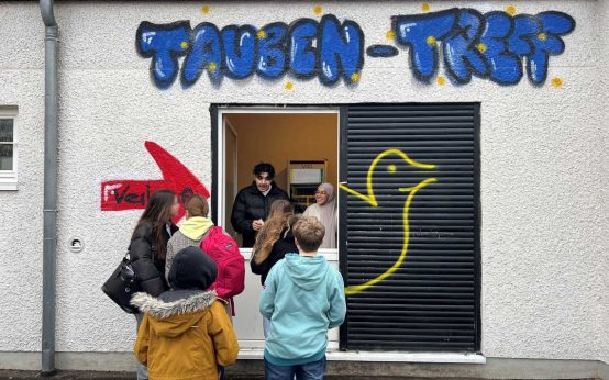 Schülergenossenschaft „HELA-NATURE“ gegründet: An der Helene-Lange-Schule („HeLa“) in Wiesbaden betreiben Schülerinnen und Schüler den Schulkiosk „Tauben-Treff“. Dazu haben sie extra ein genossenschaftliches Unternehmen gegründet.