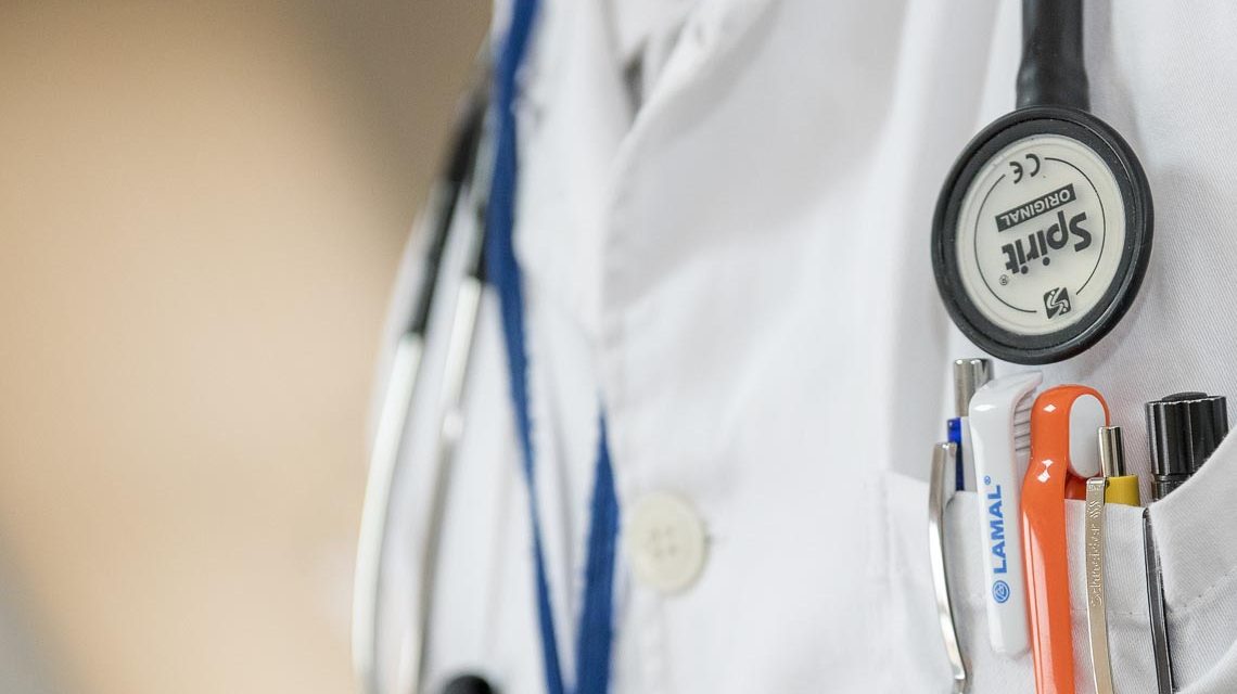 Doktor im Arztkittel.