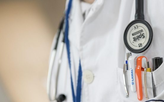 Doktor im Arztkittel.