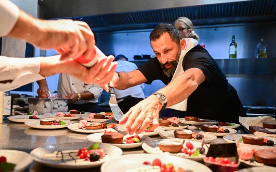 Hasan Salihamidžić im Restaurant Pecaletta in der Rheinstraße in der Küche