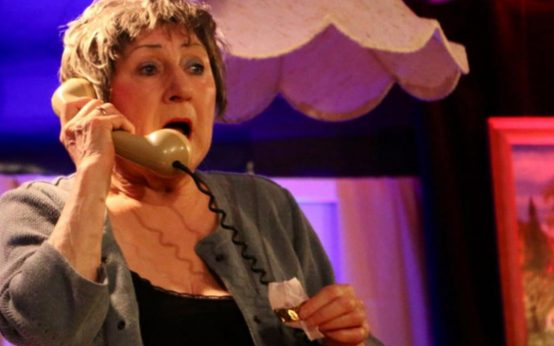 Trickbetrug am Telefon: Theatergruppe "Die Lachfalten" zeigt Vorsicht Falle.