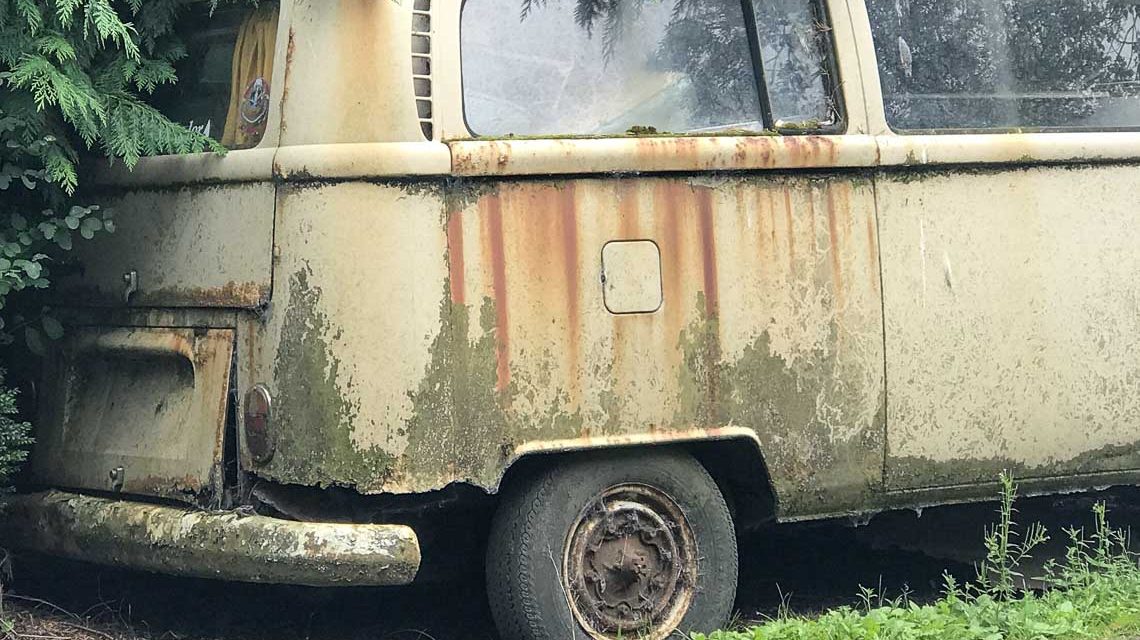 VW Bus, Schrott, am Straßenrand abgestellt.