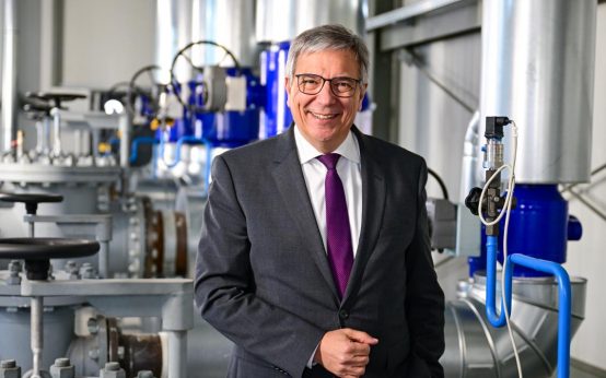 Oberbürgermeister Gert-Uwe Mende in der neuen Fernwärme-Pumpstation von ESWE-Versorgung