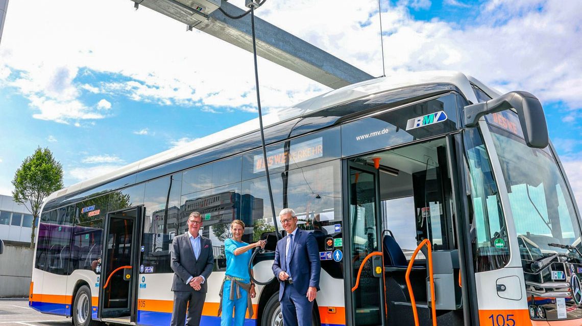 Foto – Till Oberwörder, CEO Daimler Buses, Marion Hebding, Geschäftsführerin ESWE Verkehr und Andreas Kowol, Verkehrsdezernent der Landeshauptstadt Wiesbaden
