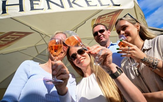 Tausende feierten am Samstag beim Henkell Sekttag auf dem Ehrenhof den Sekttag.