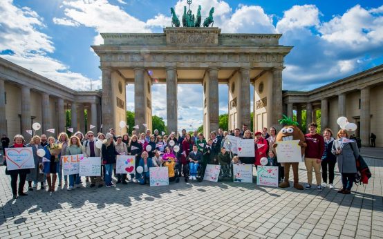 Startevent des Kinder-Lebens-Laufes in Berlin vor dem Brandenburger Tor setzt Inklusion in Aktion