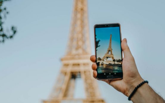 Eiffelturm in Paris mit Handy aufgenommen.
