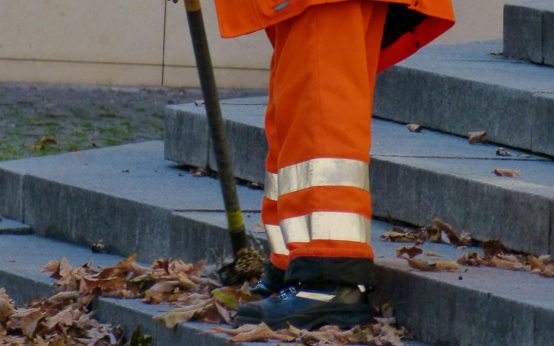 Straßenreinigung, Mit Präzision und Teamgeist: ELW-Mitarbeitende reinigen das Theatrium-Gelände noch vor Sonnenaufgang