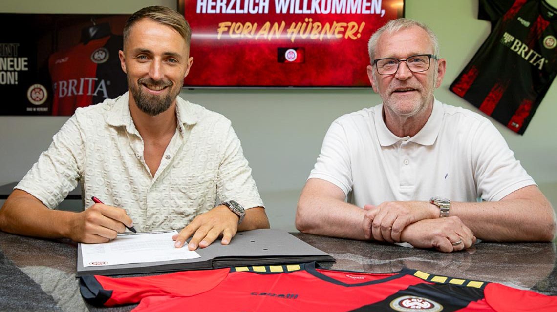 Florin Hübner unterschreibt seien Betrag bei SVWW.