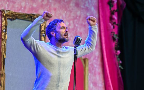 Poetry Slam, Worte sind das Eine, Mimik und Gebärden gehören durchaus dazu. Blick in den Veranstaltungskalender!