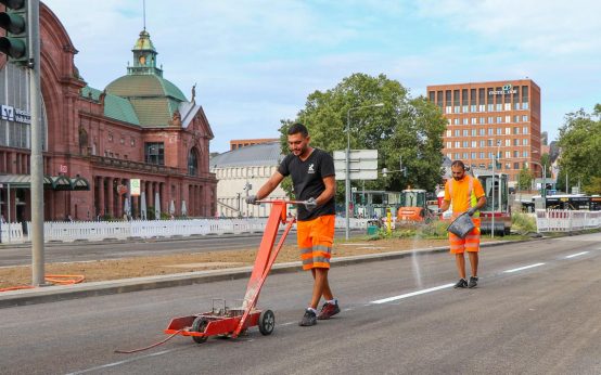 Auf dem Gustav-Stresemann-Ring werden bereits Fahrbahnmarkierungen aufgetragen.