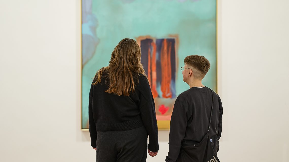Besucher im Museum Ernst