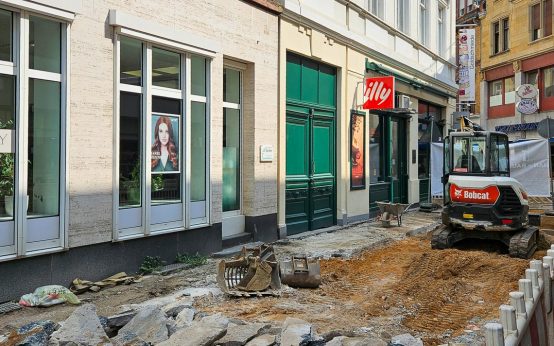 Ellenbogengasse wird grunderneuert. Bagger stehen bereit.