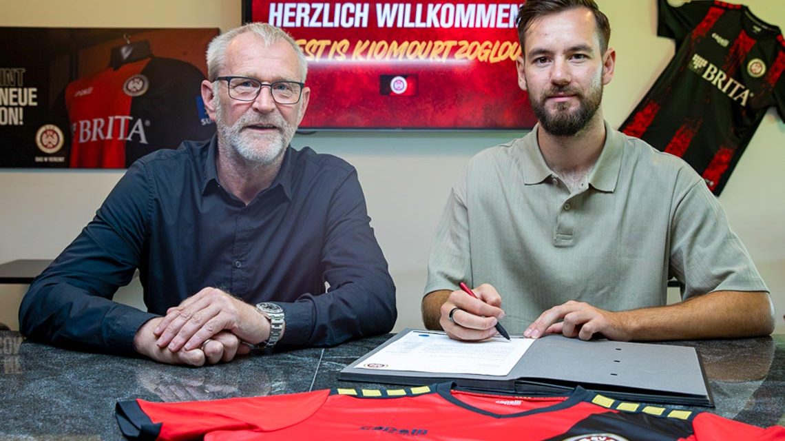 Orestis Kiomourtzoglou und Uwe Stöver bei der Vertragsunterzeichnung