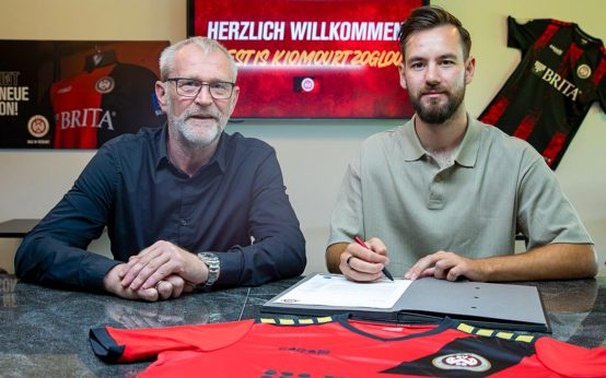 Orestis Kiomourtzoglou und Uwe Stöver bei der Vertragsunterzeichnung
