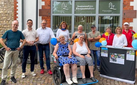 Rikschafahrten: (2.v.l.) Amtsleiter für Soziales Thomas Speth, Bürgermeister Patrick Kunkel und die Rikschapilotinnen und -piloten (v.l.n.r.) Claus-Jürgen Steins, Erika Mager, Karin Müller, Jochen Mayerhofer, Anja Krell, Andrea Derstroff