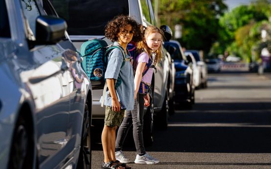 Parkende Autos können zum Sichthindernis für den Schulweg werden.
