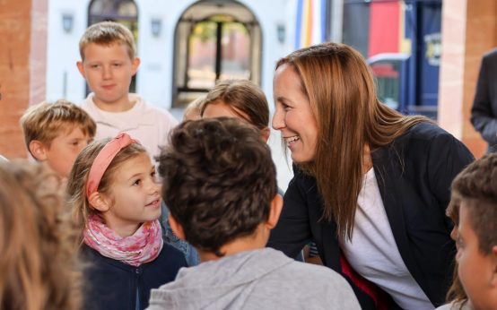 Astrid Wallmann begrüsst die Kinder am Wetkindertag