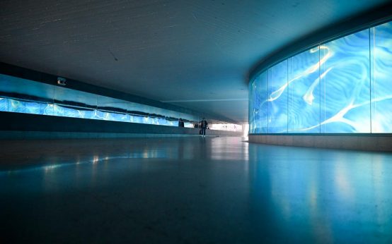Fußgängerunterführung am Wiesbadener Hauptbahnhof, Glaskunst.