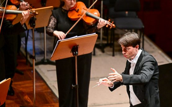 Leo McFall, neuer Generalmusikdirektor in Wiesbaden, dirigiert das 1. Sinfonieorchester.