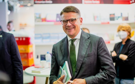 Ministerpräsident Boris Rhein auf der Buchmesse.