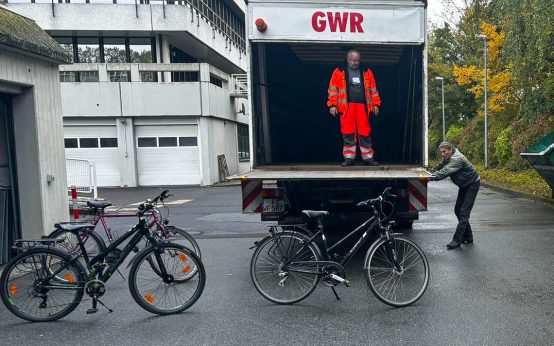 Fahrräder sammeln, aufbereiten und verschicken.