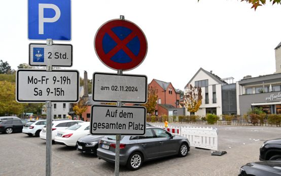 Hofgartenplatz für Markierungsarbeiten vorbereitet.
