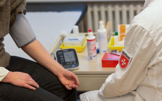 Malteser Sprechstunde, Patient und Arzt im Gespräch.