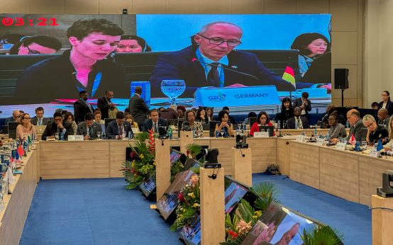 Minister Schwarz beim G20-Bildungsgipfel in Brasilien – vom hohen Lehrkräfte-Bedarf bis zur Handynutzung in der Schule