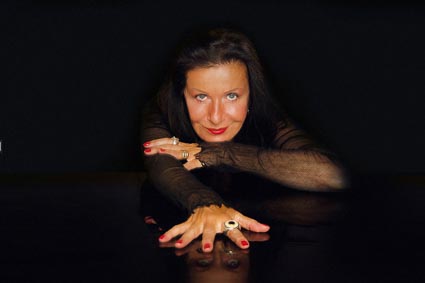 Patricia Moresco liegend blickt in die Kamera