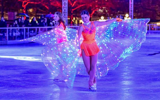 Lorin Deli und Marie Reigle von der Ice Academy Mainz bei der Eröffnung von Wiesbaden on Ice als „Butterflies on Ice“ .
