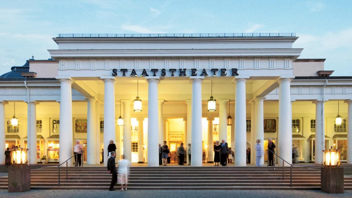 Hessische Staatstheater Wiesbaden, Frontansicht an einem Theaterabend der Spielzeit 2024.2025.