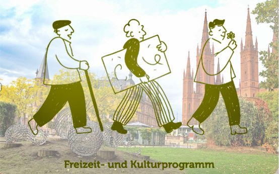 Blick übers Dresche Gelände. Im Vordergrund laufen drei Senioren. Ankündigung der Freizeit- und Kulturprogramm 2025.