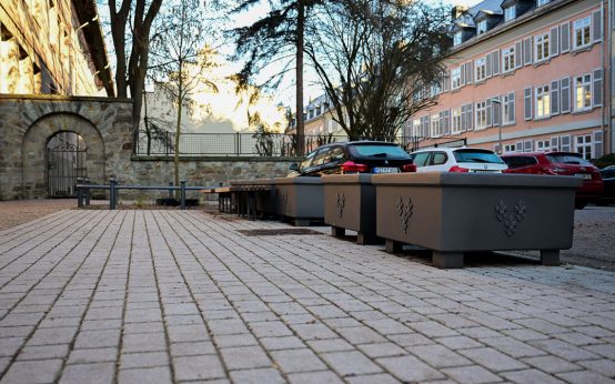 Hebbelplatz, neu gestaltet. Jetzt mit Blumenkübeln und Sitzgelegenheiten. ©2024 Volker Watschounek