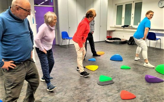 Das angeleitete Gehtraining hilft Menschen mit arterieller Verschlusskrankheit auf dem Weg zu mehr Mobilität.