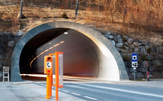 Vor der Einfahrt in den Tunnel sollten Autofahrerinnen und Autofahrer die aktuelle Verkehrssituation verfolgen. / Adobe Stock