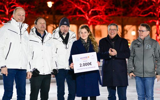 v.l. Dr. Gerhard Obermayr, Dr. Andreas Fillmann, Andreas Steinbauer, Deniz Dalgicdir (Ice Academy), OB Gert-Uwe Mende, Christian Scheler (Moderator Abschluss-Show).