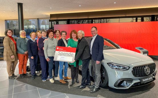 v.r.n.l.: Jochen Kreit, Geschäftsführer Taunus-Auto, Eva-Maria Wolfart, Vorsitzende des Fördervereins der Wiesbadener Frauen-Service-Clubs, Sabine Brütting, Psychoonkologin und Supervisorin bei Aufwind e.V. zusammen mit den Vertreterinnen der acht Frauen Service-Clubs