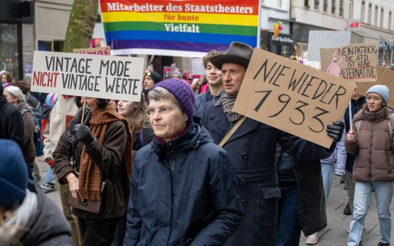 Fünf vor Zwölf, Demo gegen Rechtsruck in Wiesbaden - Hunderte sind auf den Straßen. Hier in der Kirchgasse