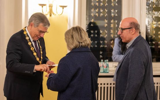 Einbürgerungsfeier im Festsaal des Rathauses.