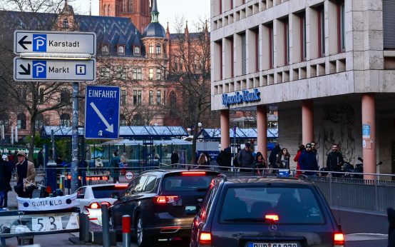Einfahrt zum Parkhaus am Marktplatz, neue Parktarife bad auch hier?