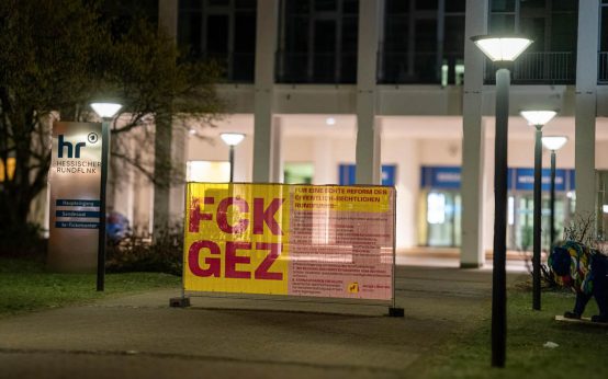 Protestaktion vor hr-Gebäude: Junge Liberale Hessen fordern einen modernen Rundfunk!