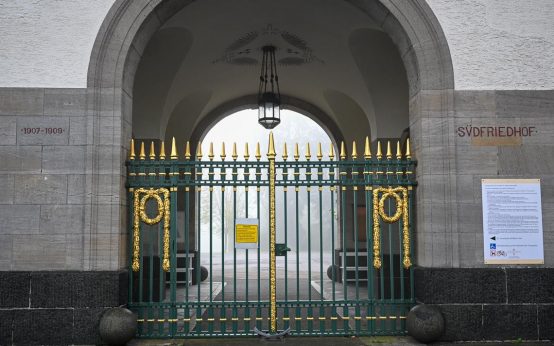 Eingangsportal a Südfriedhof in Wiesbaden. Auf dem Friedhof erinnern zwei Tafeln an Wehrdienstverweigerer, die diafür die Todesstrafe erhalten haben.