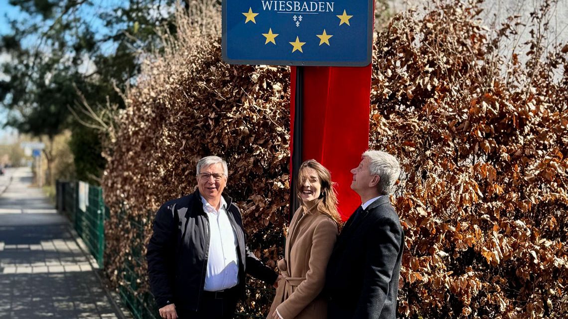 v.l.n.r. Oberbürgermeister Gert-Uwe Mende, Europadezernentin Maral Koohestanian und Verkehrsdezernent Andreas Kowol vor "Europastadt"-Schild, Gewinnspiel gestartet
