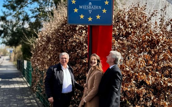 v.l.n.r. Oberbürgermeister Gert-Uwe Mende, Europadezernentin Maral Koohestanian und Verkehrsdezernent Andreas Kowol vor "Europastadt"-Schild, Gewinnspiel gestartet