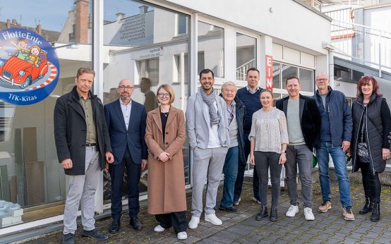 v.l.n.r.: I. Penner (Terminal for Kids gGmbH), T. Scheffler, Dr. P. Becher (LHW), Aytug Gün (Kita-Leitung), W. Neu (Hausverwaltung Neu), B. Hörnle (Unternehmensleitung Terminal for Kids gGmbH), C. Neu, K. Olbrich (Hausverwaltung Neu), M. Stich (Bauleitung), G. Thomasberger (Terminal for Kids gGmbH), S. Duschek (LHW)