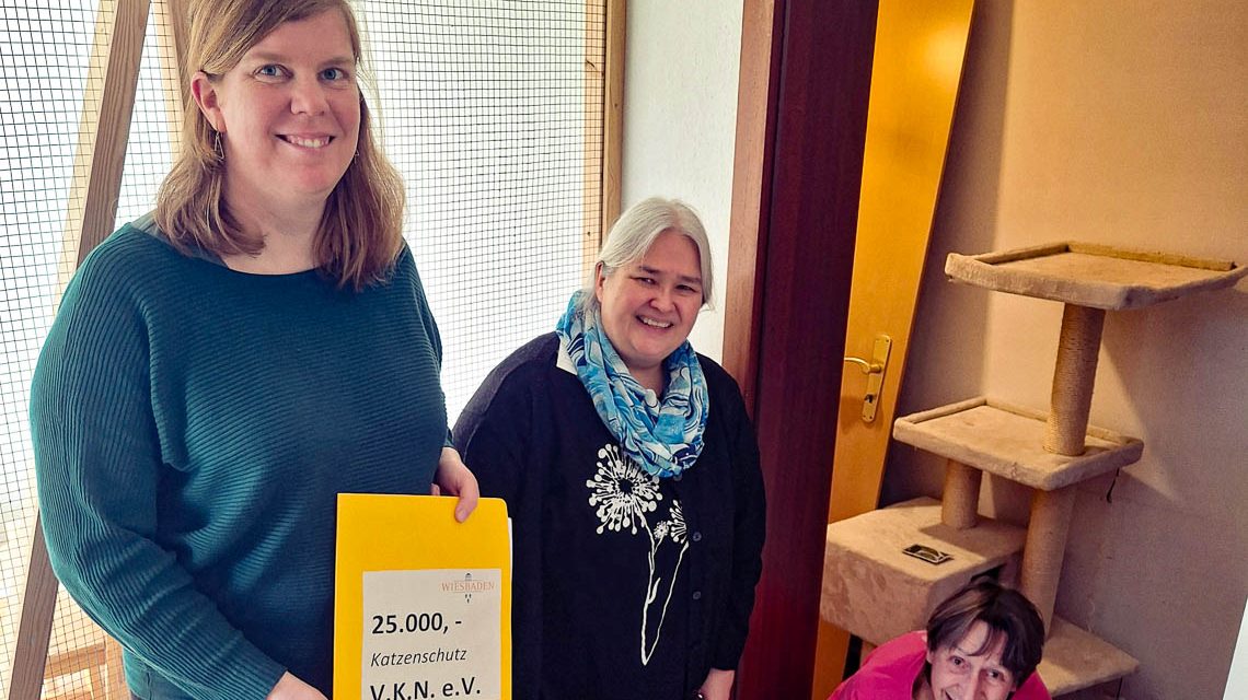v.l.n.r.: Milena Löbcke, Susanne Tobin (1. Vorsitzende VKN), Edda Ott (2. Vorsitzende VKN) und Pflegekater „Der Rote“.