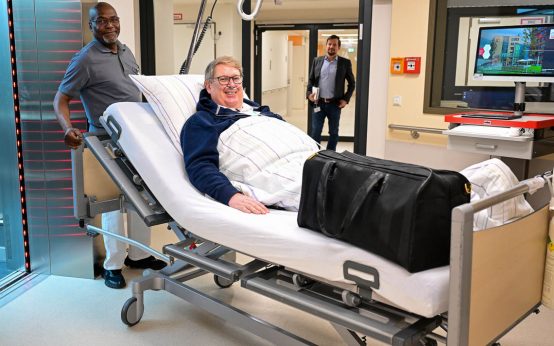 Matthias Wilczek auf dem Weg in sein neues Zimmer. Er ist der erste Patient im neuen Gebäude des JoHo.